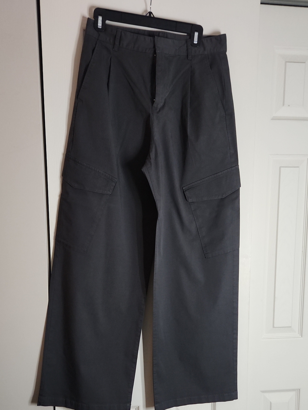GAP Men's Wide-Leg Cargo Pants in Black